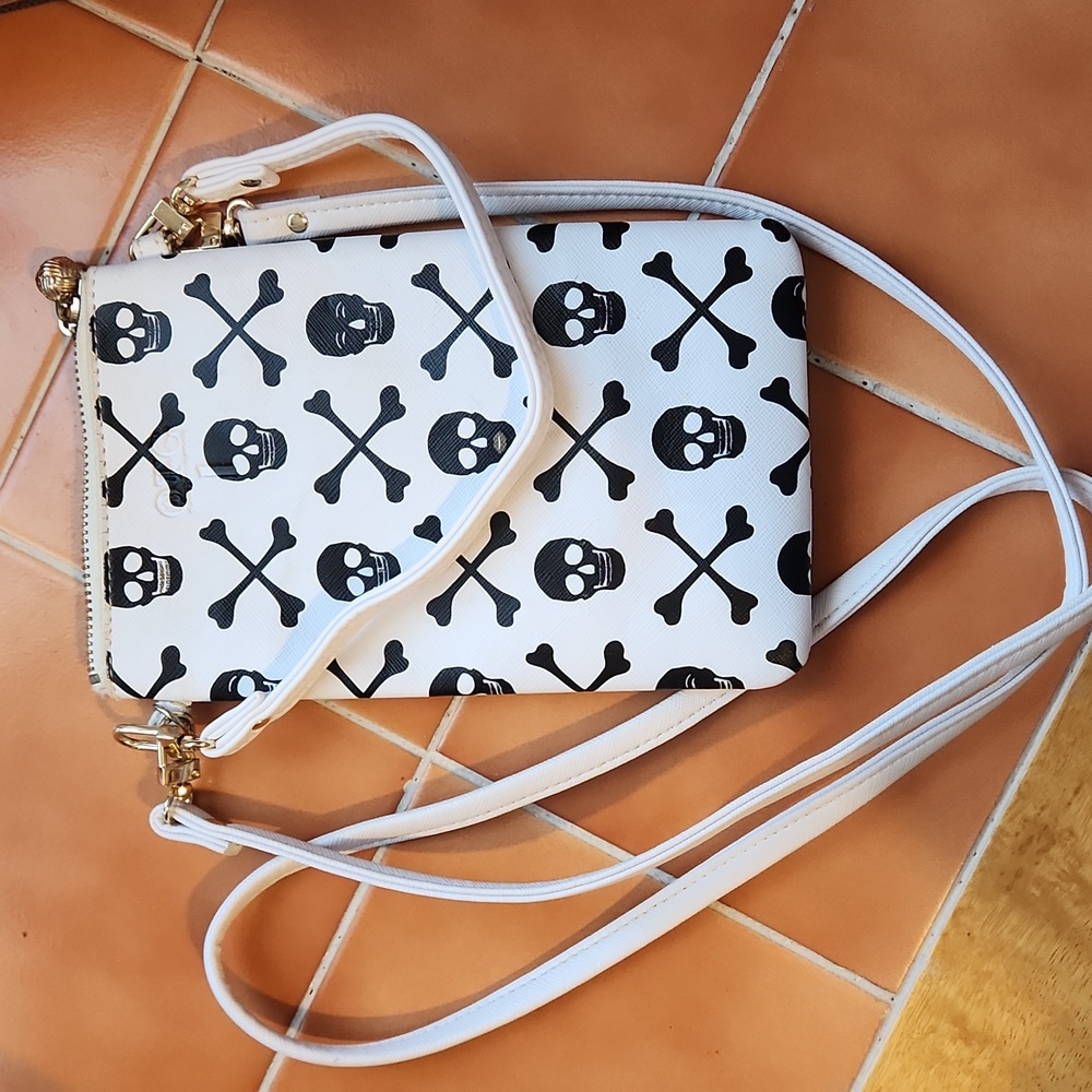 OTG 24/7 ON THE GO HOLLY SKULL CROSSBODY/WRISTLET NEW WITHOUT TAG